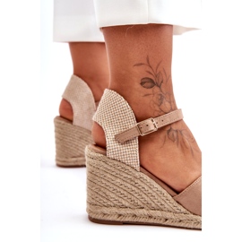 Sandali con zeppa beige in pelle scamosciata 3