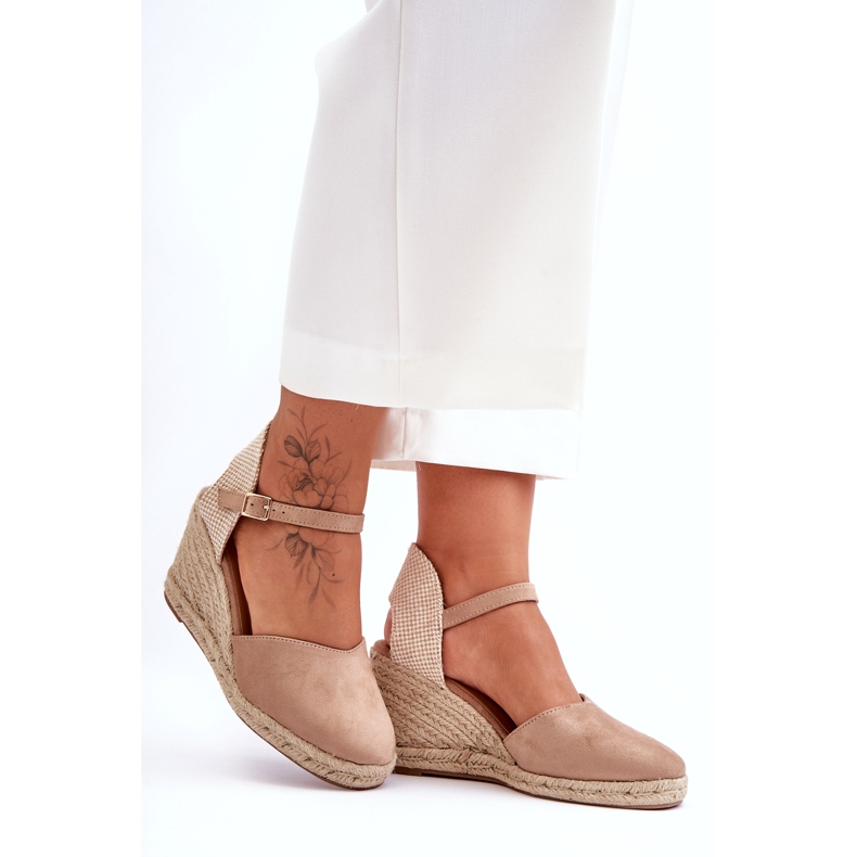 Sandali con zeppa beige in pelle scamosciata 4