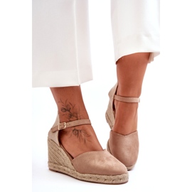 Sandali con zeppa beige in pelle scamosciata 5