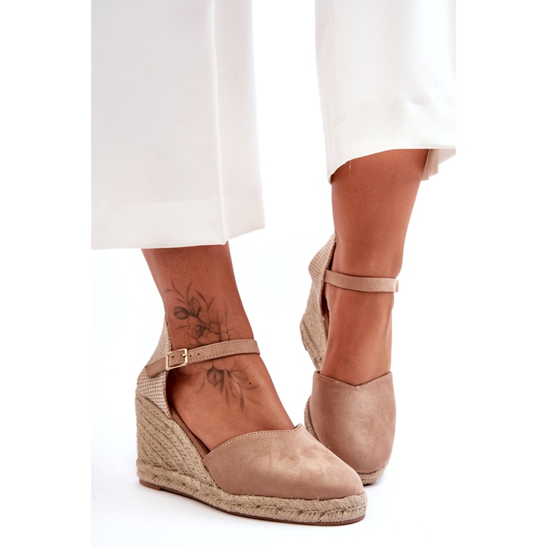 Sandali con zeppa beige in pelle scamosciata 5