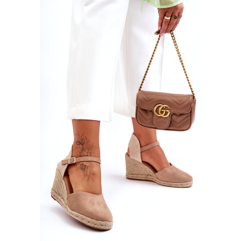 Sandali con zeppa beige in pelle scamosciata 6