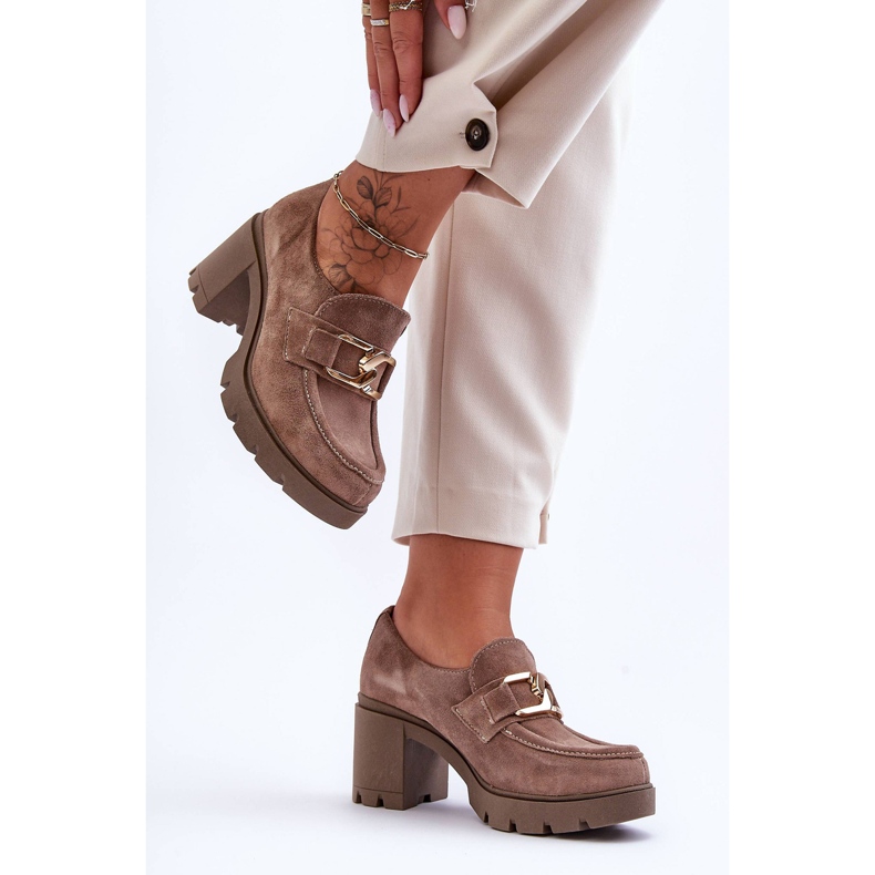 Lemar Scarpe eleganti Harmell beige scuro su un pilastro con un ornamento dorato 1