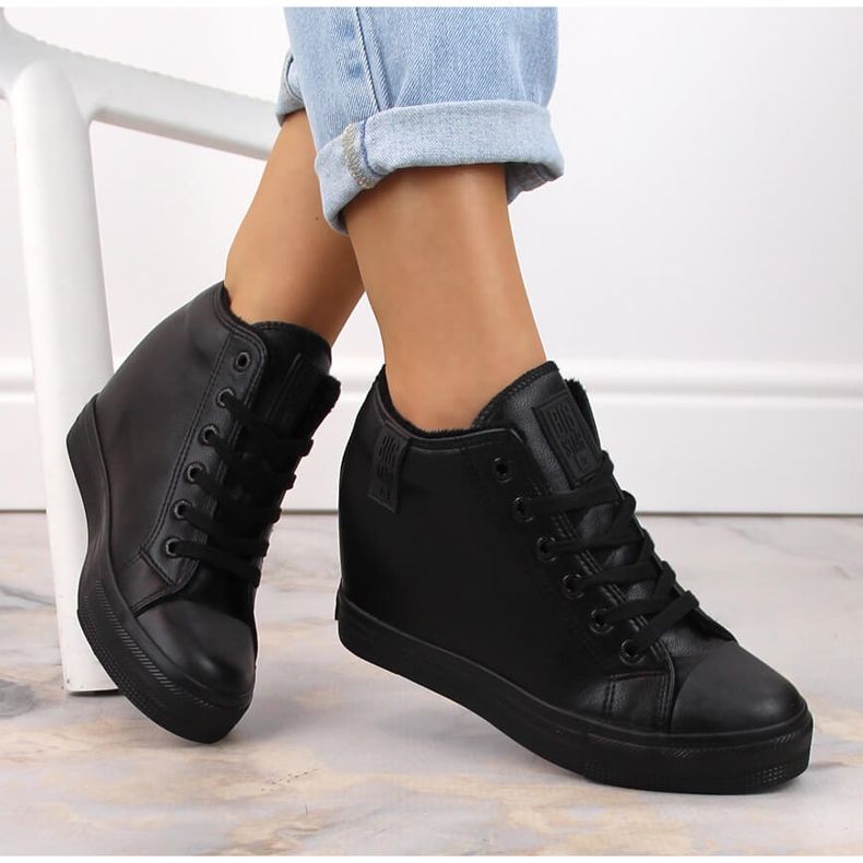 Sneakers con zeppa da donna isolate nere Big Star MM274001 nero 1