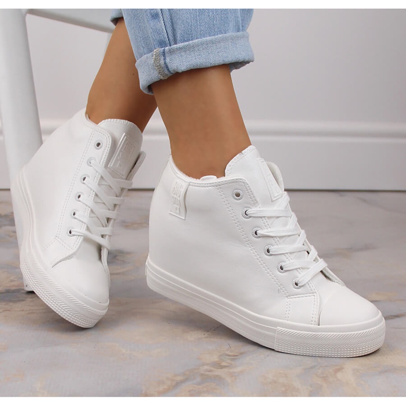 Sneakers con zeppa da donna isolata bianca Big Star MM274002 bianco 1