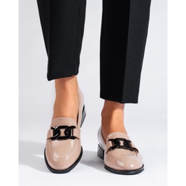 Scarpe da donna laccate beige con fibbia Vinceza 1