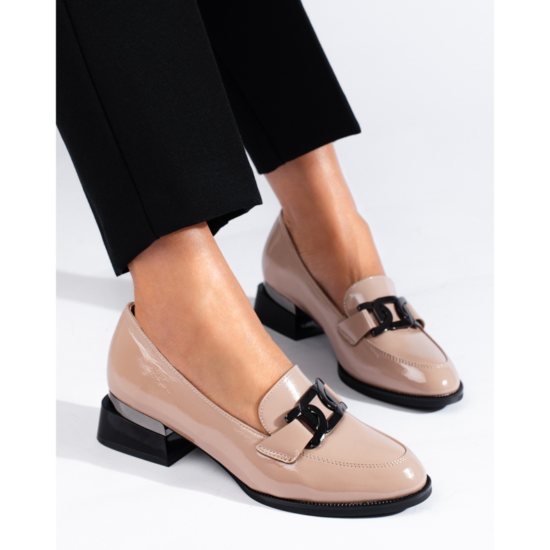 Scarpe da donna laccate beige con fibbia Vinceza 2