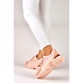Sneakers rosa da donna con accessori dorati 2