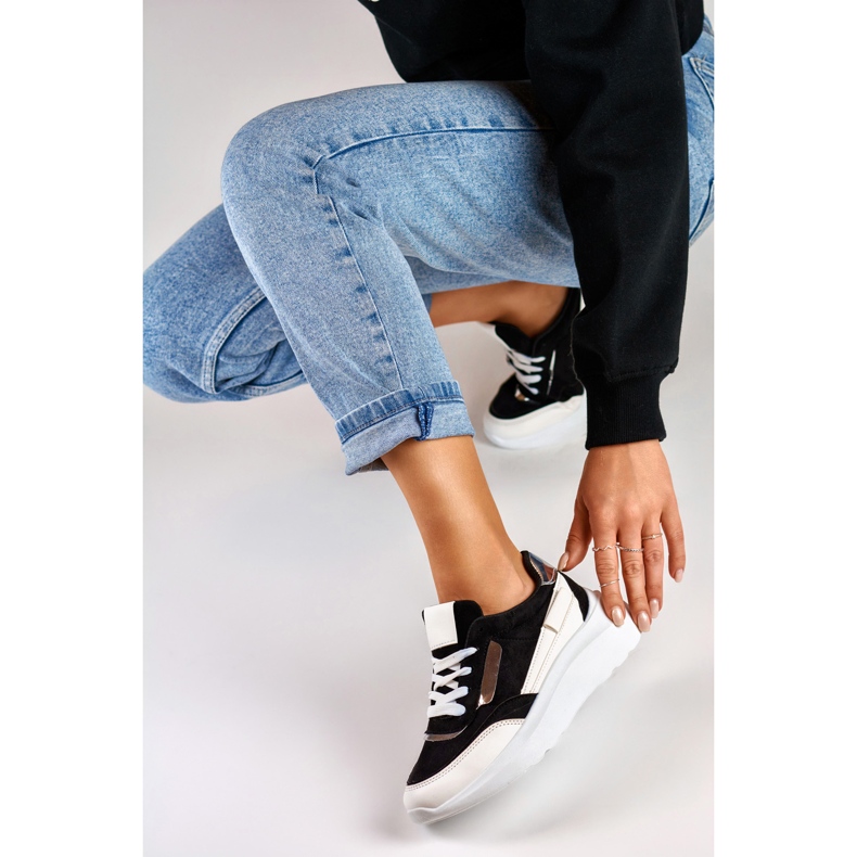 Scarpe sportive nere con suola bianca nero 1
