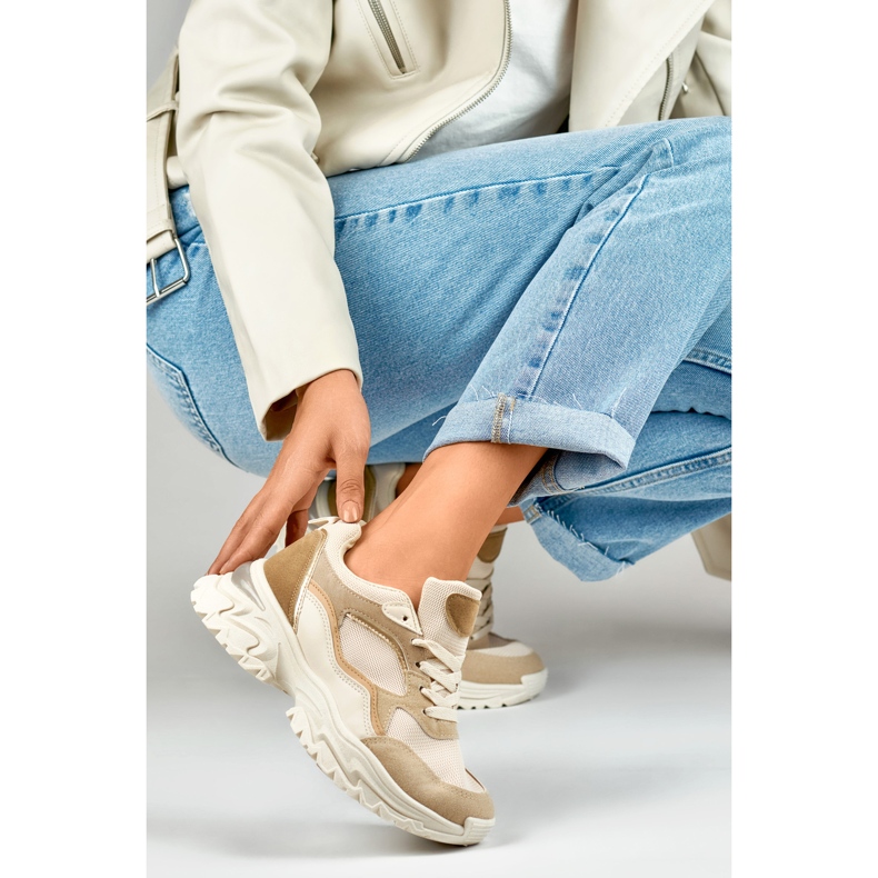 Sneakers beige da donna su suola bianca 1