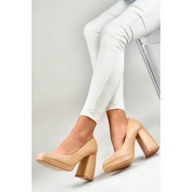 Décolleté beige su tacco largo e alto 1