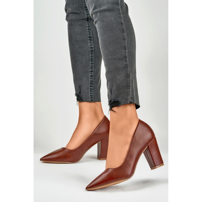 Décolleté bordeaux su un comodo tacco rosso 2