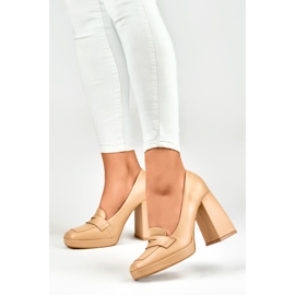 Mocassini alla moda su un palo alto e largo beige 1