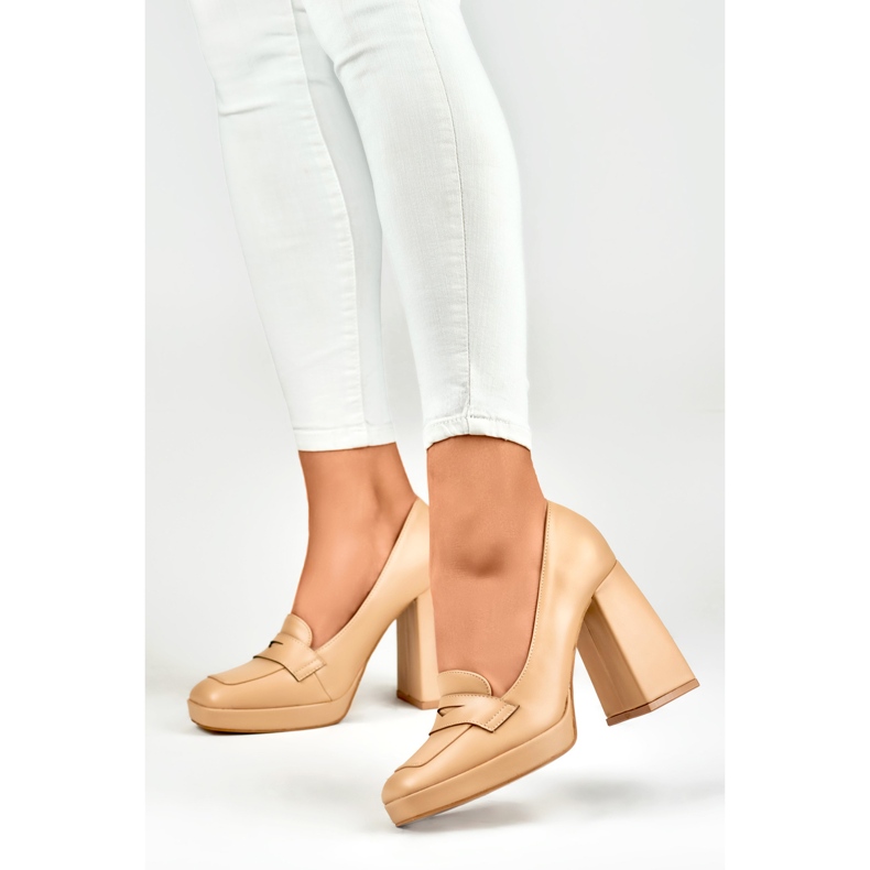 Mocassini alla moda su un palo alto e largo beige 1