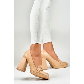 Mocassini alla moda su un palo alto e largo beige 2