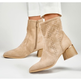 Stivali da donna traforati beige chiaro su tacco basso 2