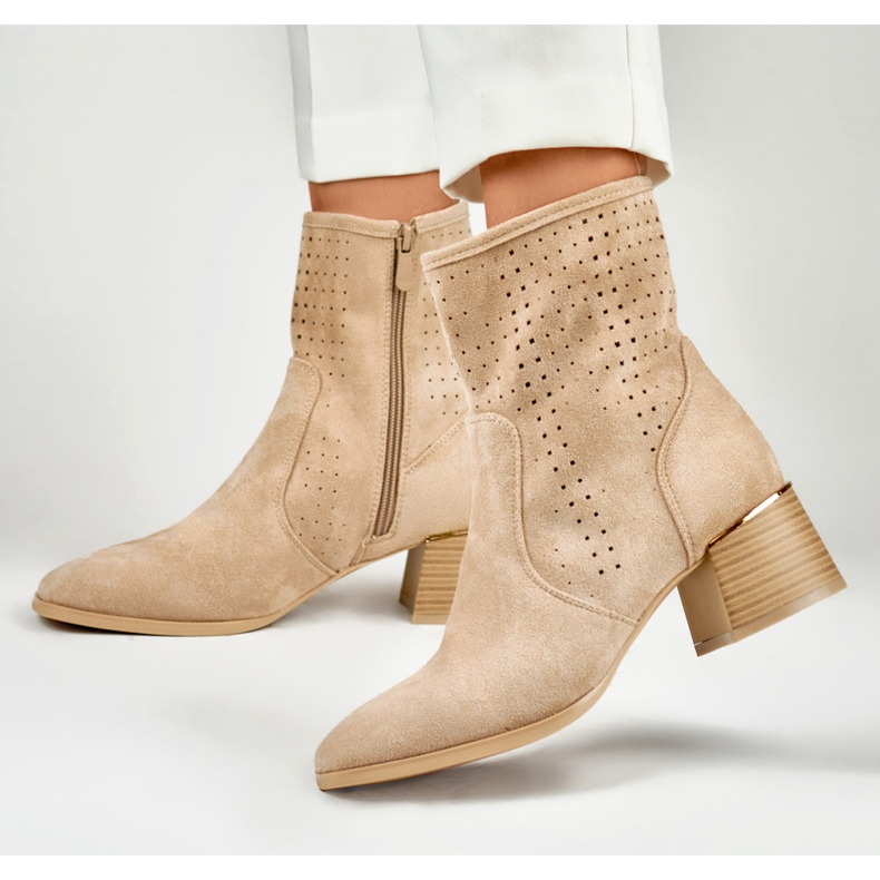 Stivali da donna traforati beige chiaro su tacco basso 2