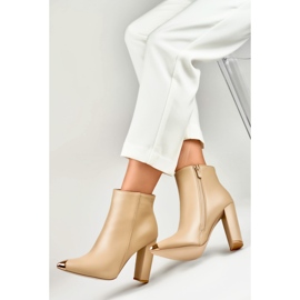 Stivali da donna beige scuro con punta decorativa 2