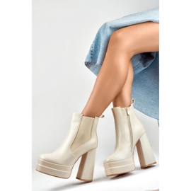 Stivali beige con tacco alto e plateau 1