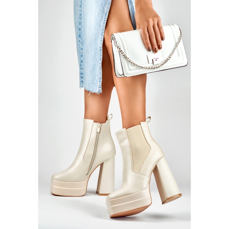 Stivali beige con tacco alto e plateau 2