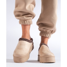 Pantofole in pelle scamosciata beige con suola spessa di Shelovet 1