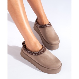 Pantofole in pelle scamosciata beige scuro con suola spessa di Shelovet 1