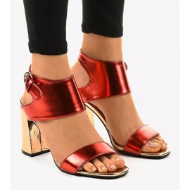 Sandali rossi alla moda sul post 0354-20 rosso 1