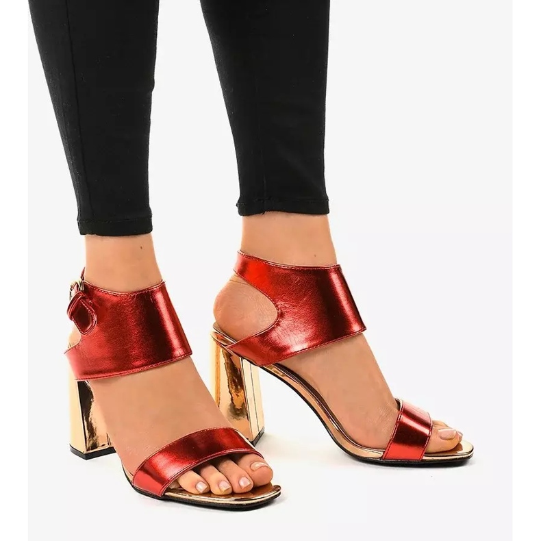 Sandali rossi alla moda sul post 0354-20 rosso 2