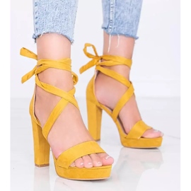 I sandali allacciati senape di Ginny giallo 1