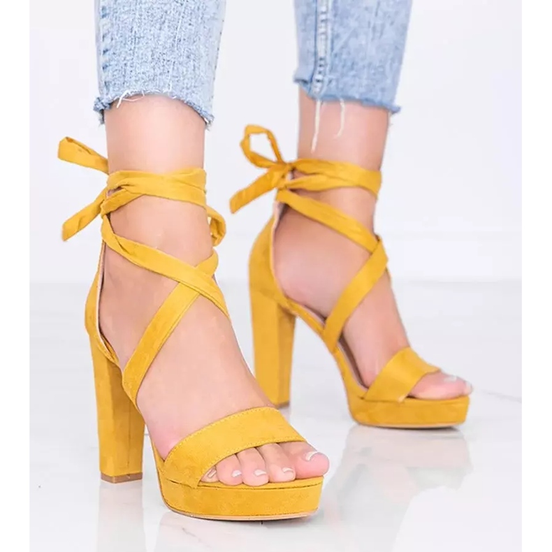 I sandali allacciati senape di Ginny giallo 1