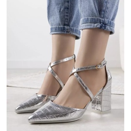 Décolleté argento su un palo Strutt 1