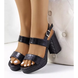 Sandali neri sul post di Liv nero 2