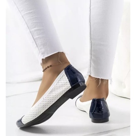 Le ballerine traforate bianche di Rinne bianca blu navy 2
