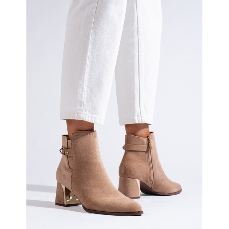 Stivali da donna in pelle scamosciata beige di Shelovet 1