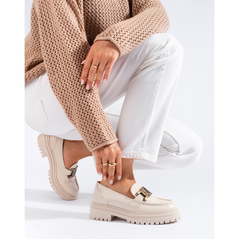 Mocassini da donna beige su una spessa piattaforma Shelovet 1