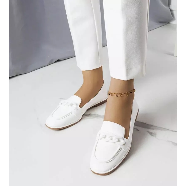 BM Mocassini bianchi decorati con catena Bobbie bianco 1