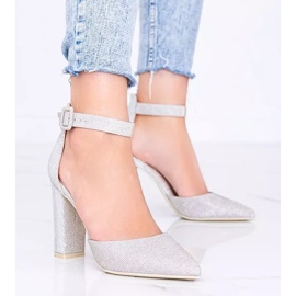 Pumps beige lucenti sul post di Mila 1