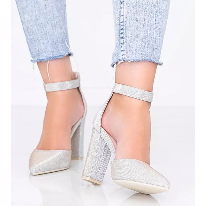 Pumps beige lucenti sul post di Mila 2