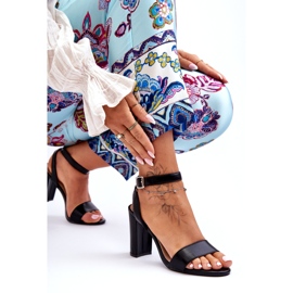 Sandali da donna classici sul tacco nero 2