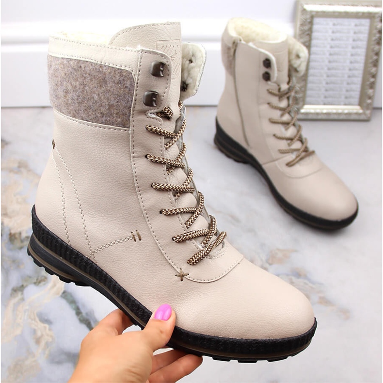 Comodi stivali da donna in pelle isolati beige Rieker Z2405-60 1