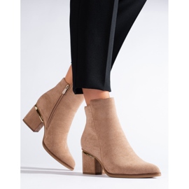 Stivaletti in pelle scamosciata beige di Shelovet 1