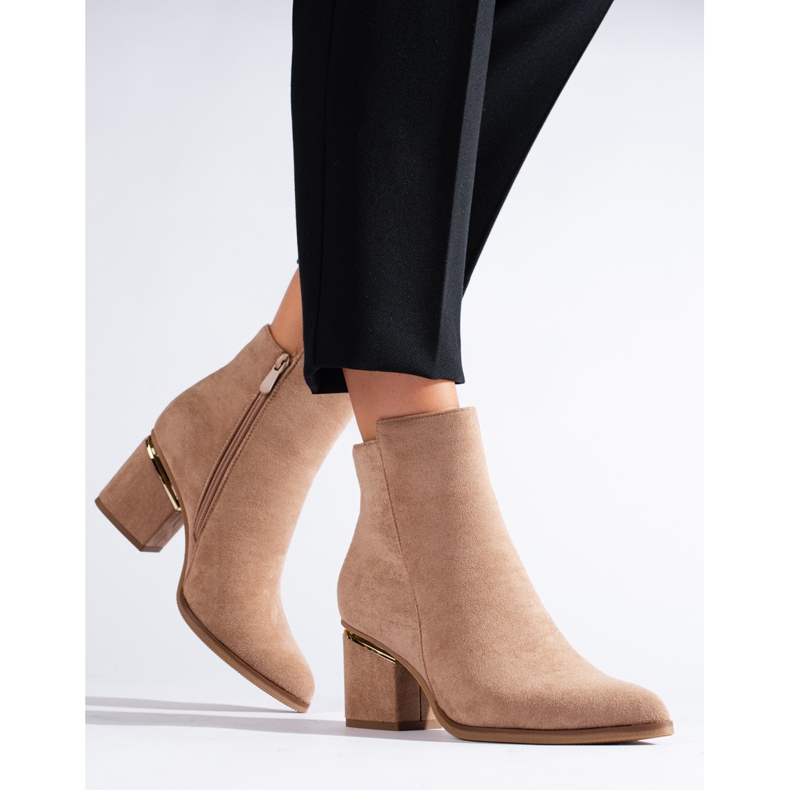 Stivaletti in pelle scamosciata beige di Shelovet 1