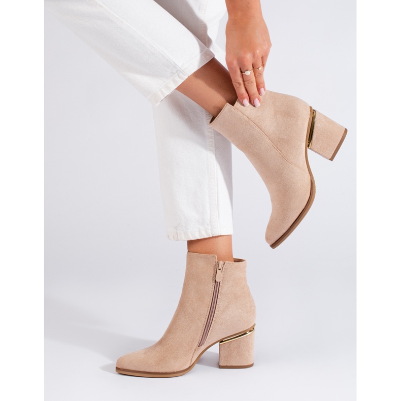 Stivaletti in pelle scamosciata beige chiaro di Shelovet 1