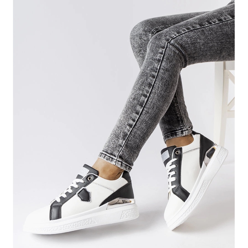 Sneakers bianche e nere con un accento argentato di Via bianco 2