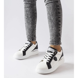 Sneakers bianche e nere con un accento argentato di Via bianco 1