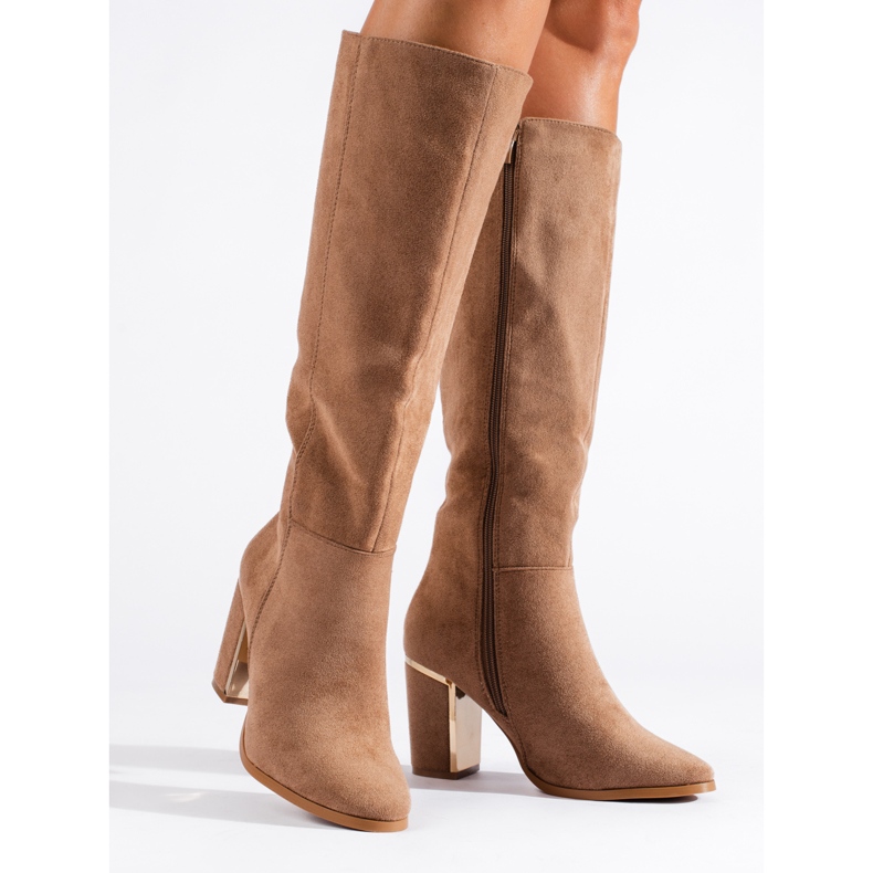 Stivali marroni eleganti in pelle scamosciata con tacco di Shelovet beige 1