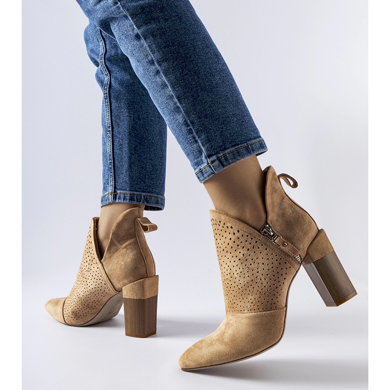 Stivaletti traforati beige di Saurel 1