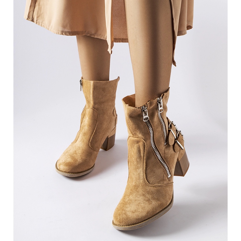 Stivaletti beige con tomaia ampia di Plourde 1