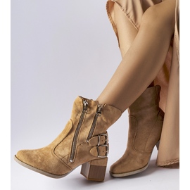Stivaletti beige con tomaia ampia di Plourde 2