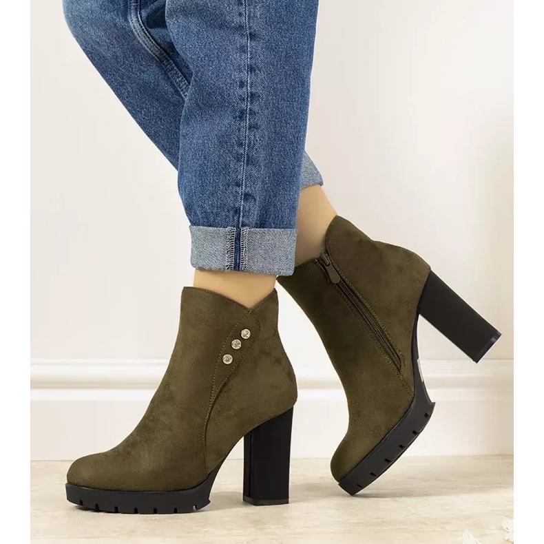 Stivali Castaneda in suede verde sul post 1