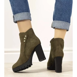 Stivali Castaneda in suede verde sul post 2